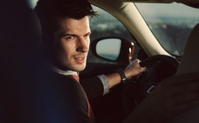 كيفية الحصول على طابع أكثر رجولية خلال القيادة؟